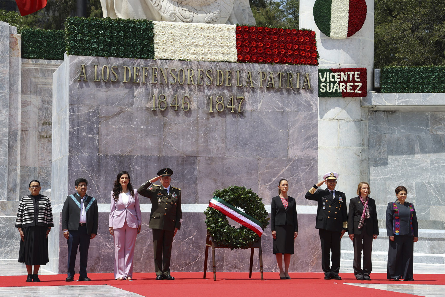 Kenia López Rabadán rinde homenaje a los Niños Héroes