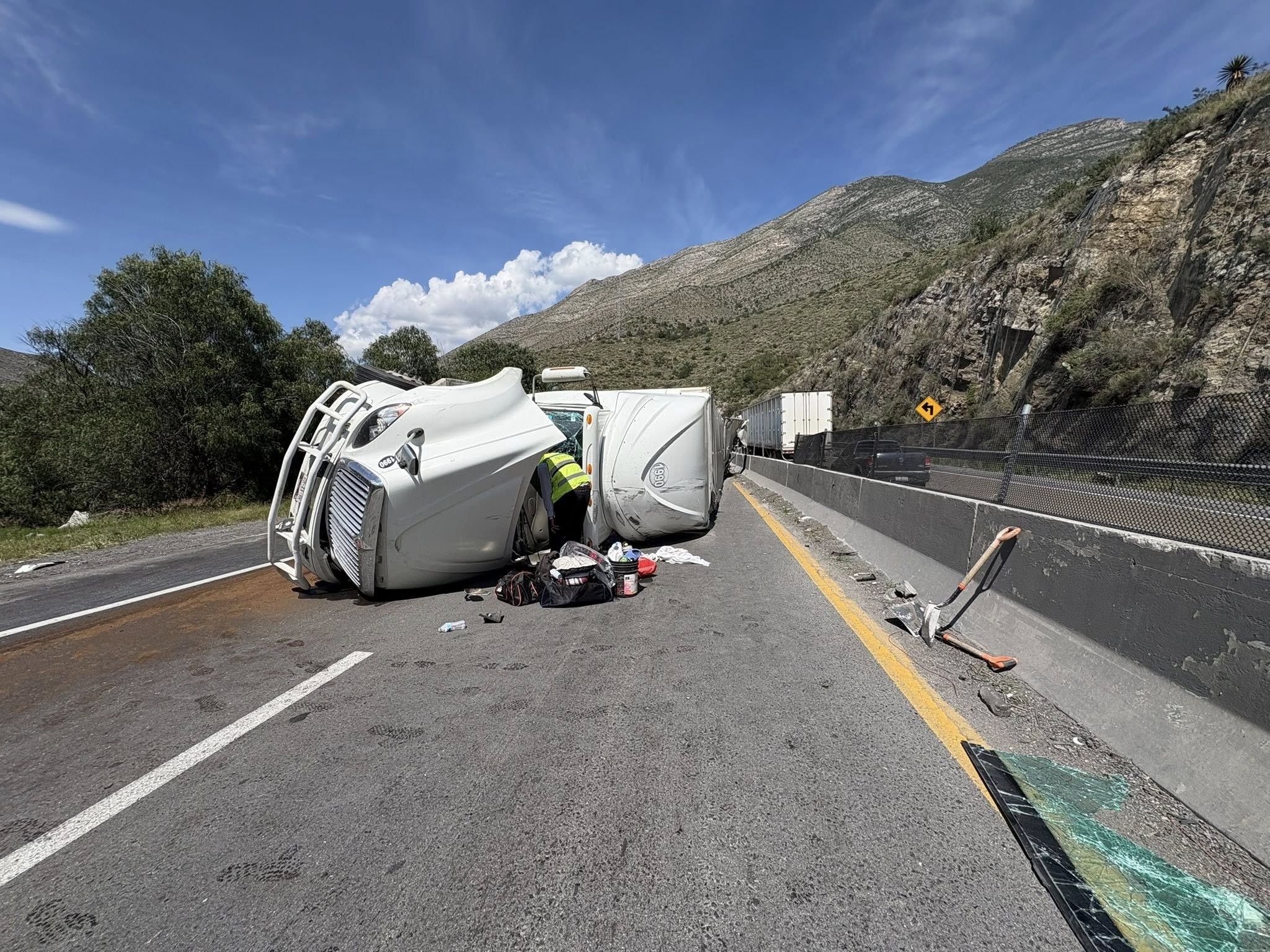 Vuelca tráiler en Los Chorros