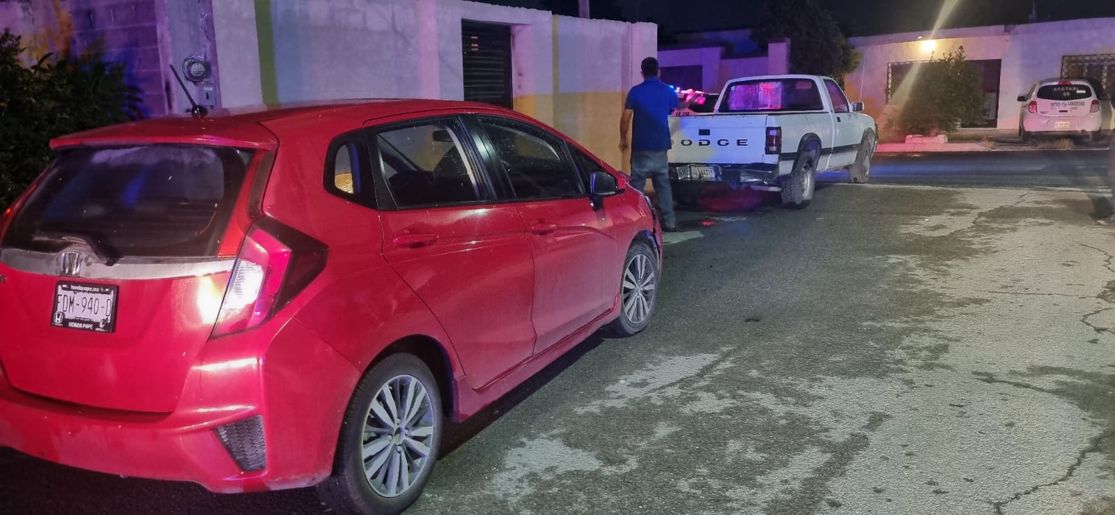 Se estampó contra troca estacionada