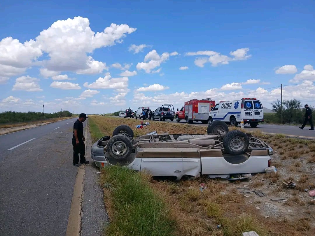 Se vuelca familia en carretera 57