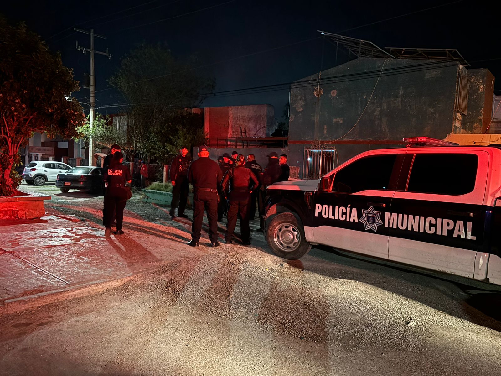 Defiende mujer a golpes a hija de otra estudiante