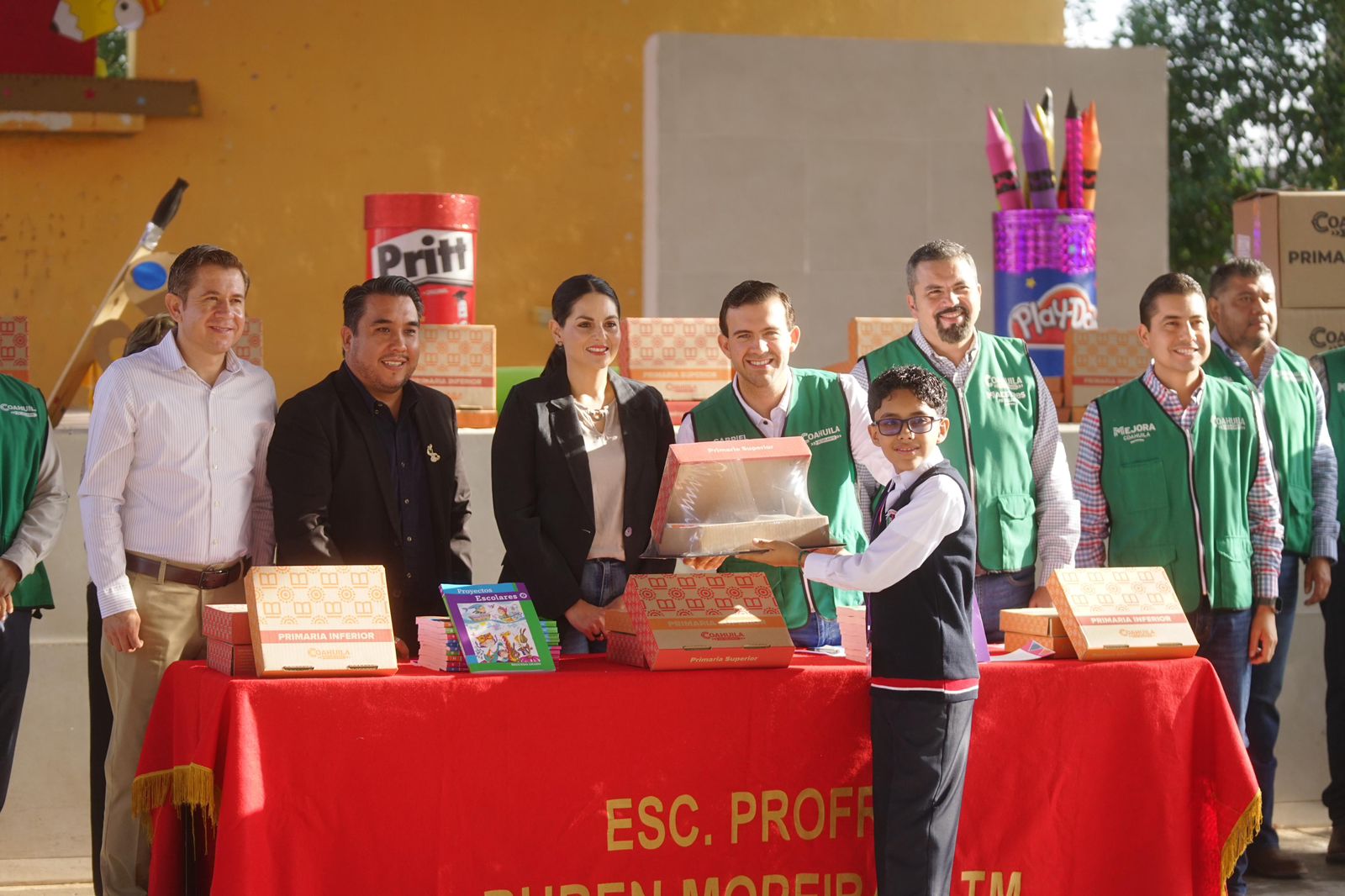 Concluyen la entrega de útiles y uniformes