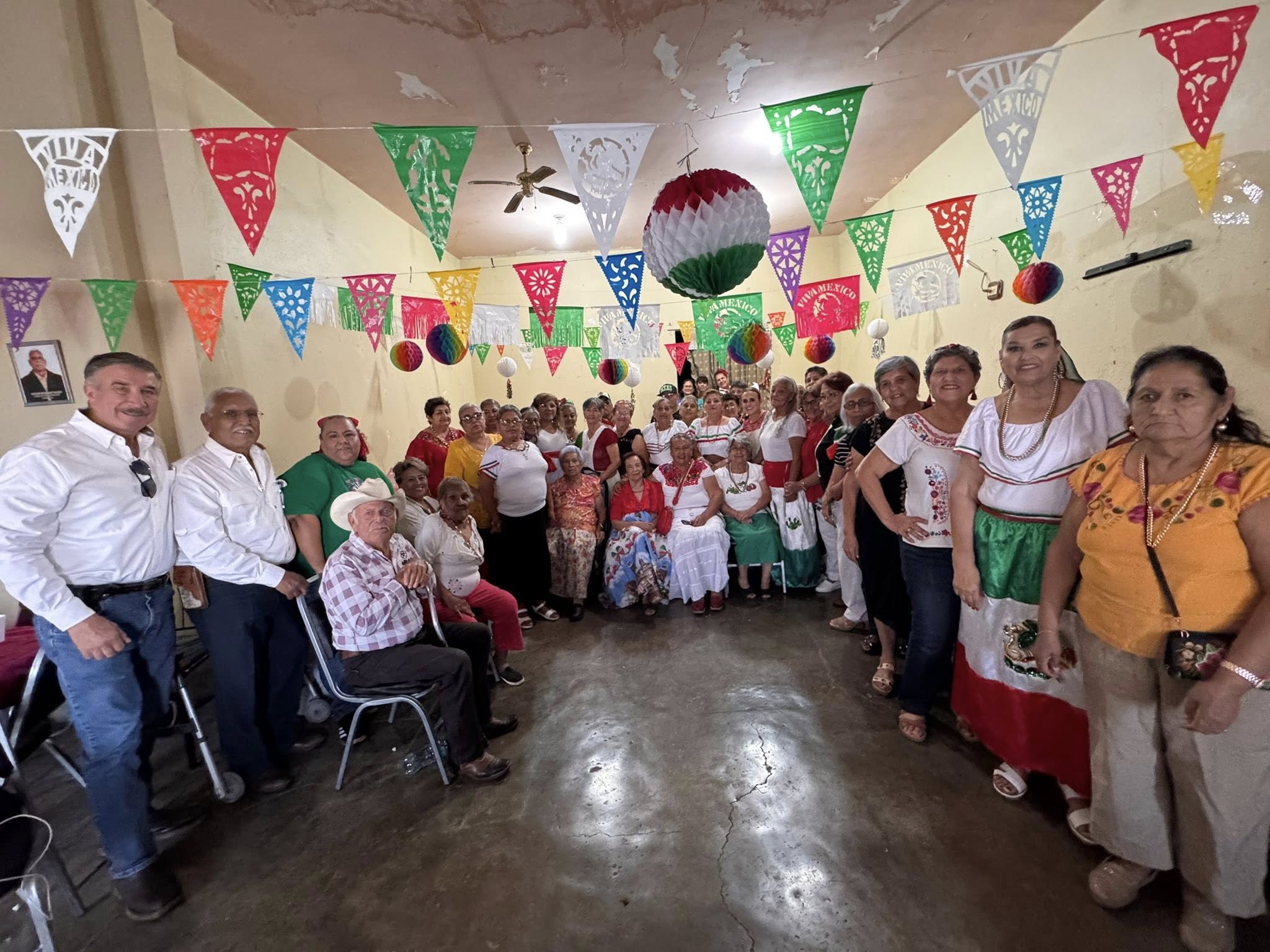 Llevan fiesta mexicana a los adultos mayores de Múzquiz