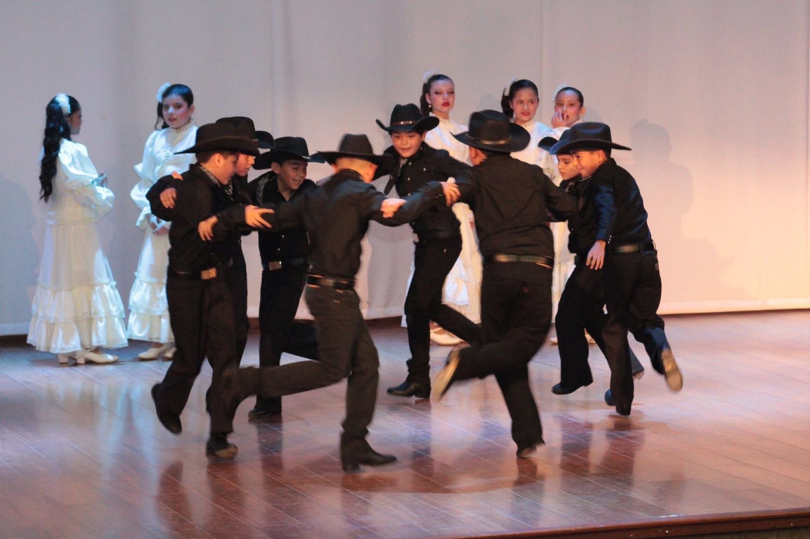 Brilla Múzquiz en concurso de Bailes Mestizos 2025