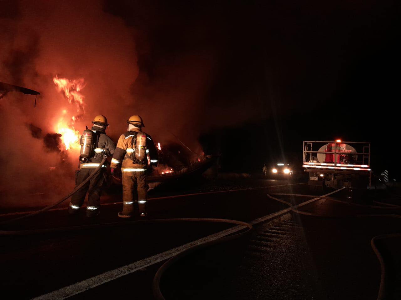 Se incendia tráiler con cargamento de frutas