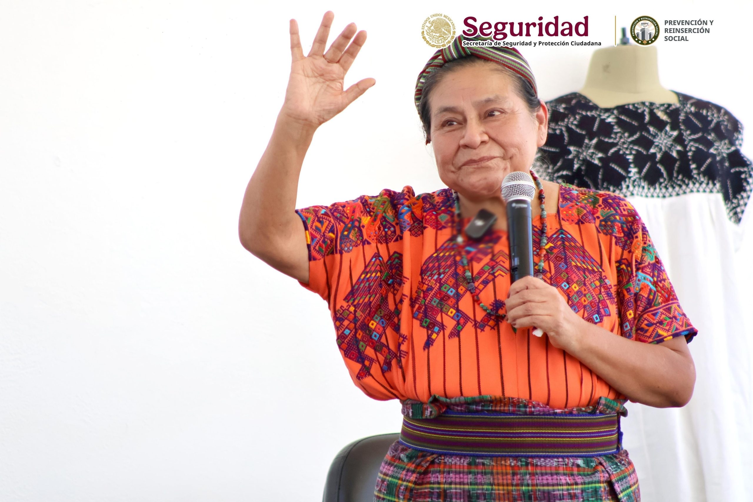 Lleva Rigoberta Menchú esperanza al Cefereso 16 Femenil en Morelos