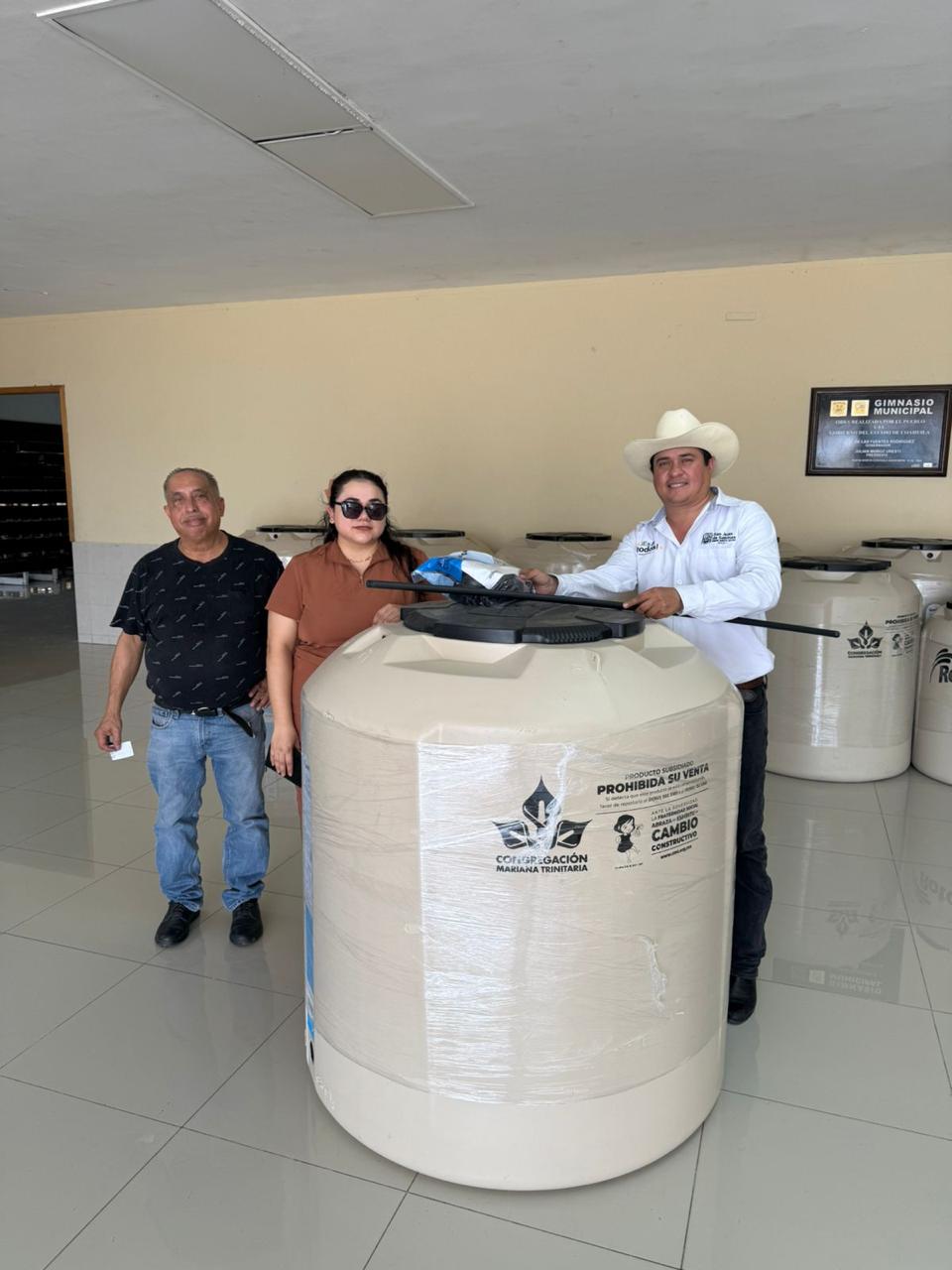 Impulsa SJS bienestar familiar con nueva entrega de tinacos