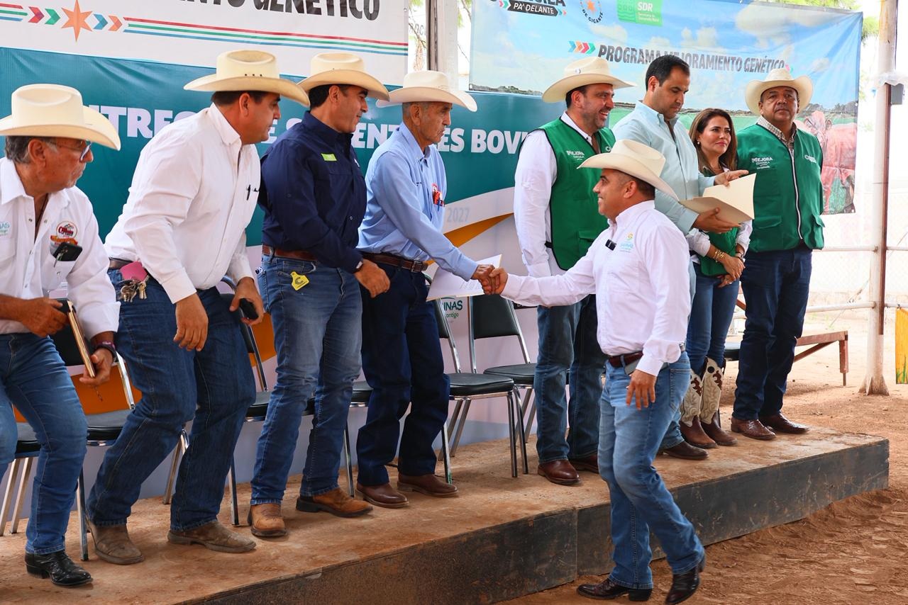 Refrenda Chano apoyo para el sector ganadero