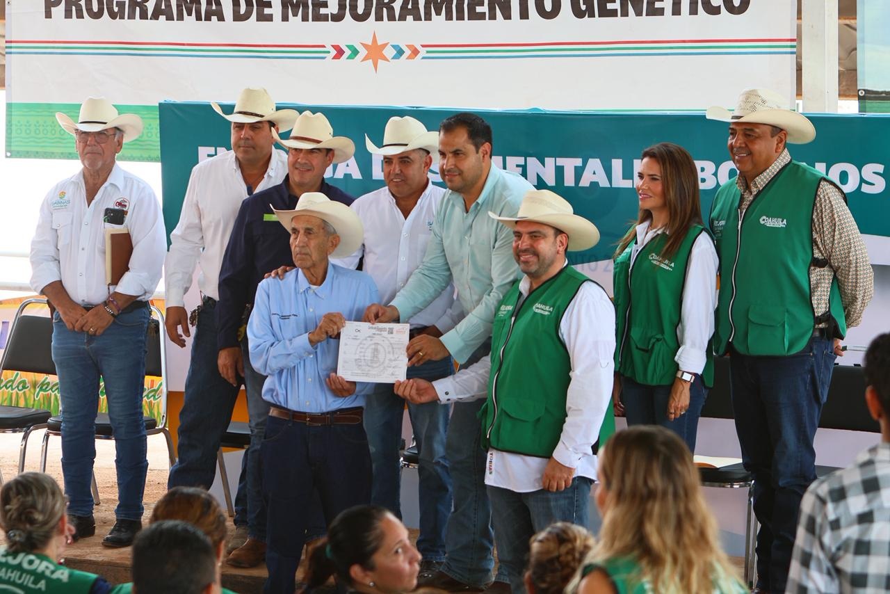 Refrenda Chano apoyo para el sector ganadero
