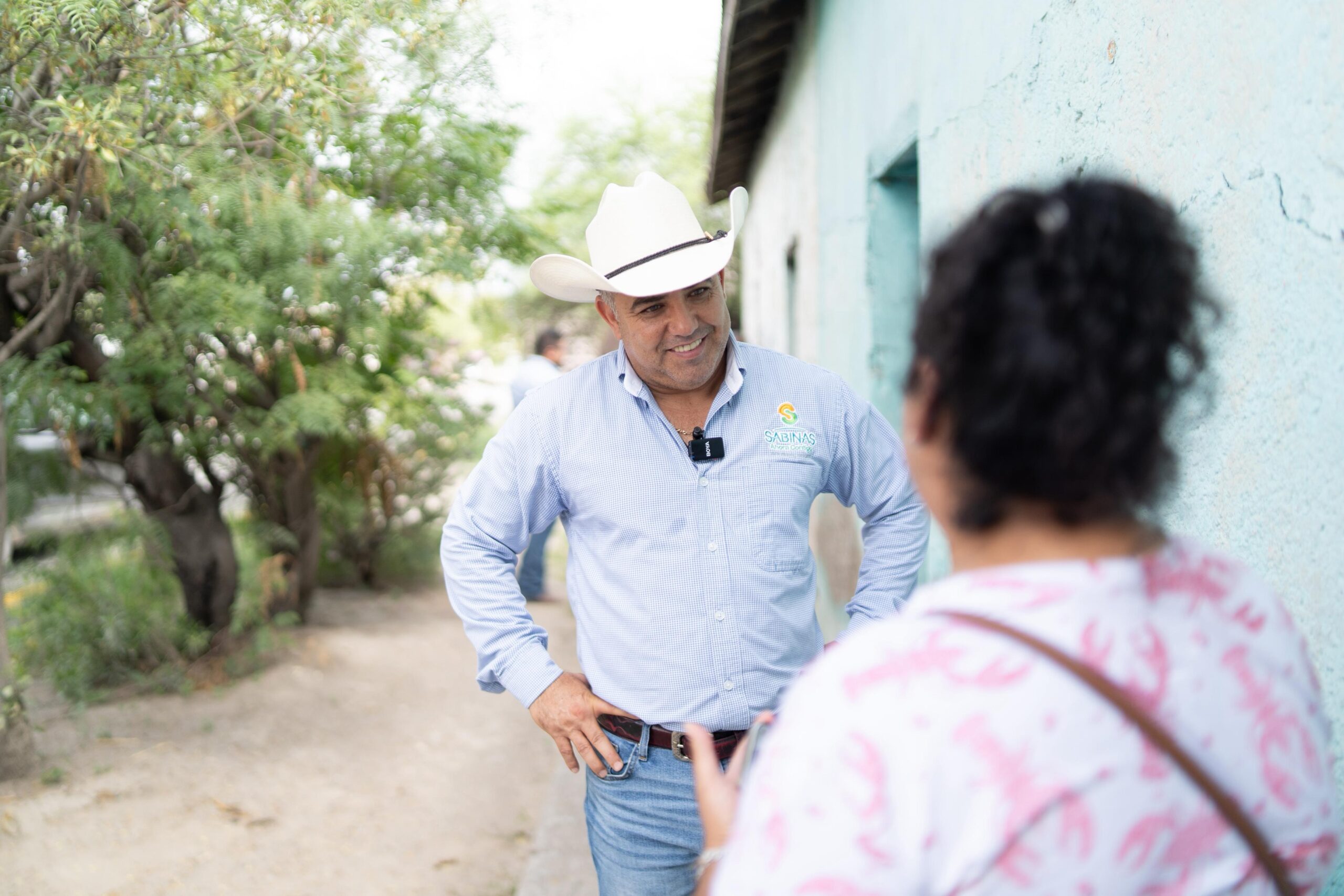 Cumple Chano Díaz a familias de la Sarabia