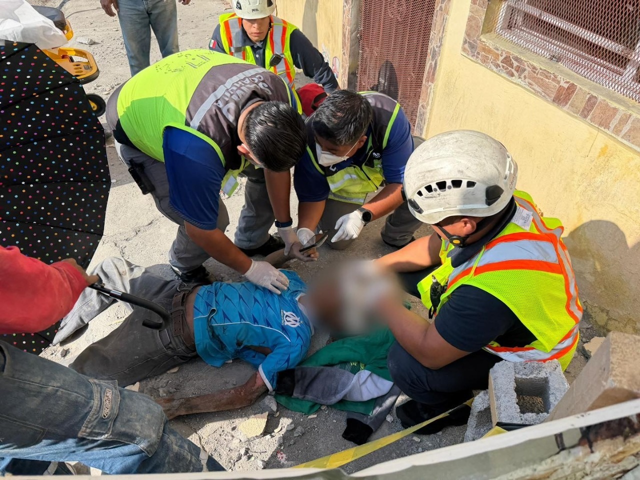 Recibe albañil descarga; cae a más de 10 metros