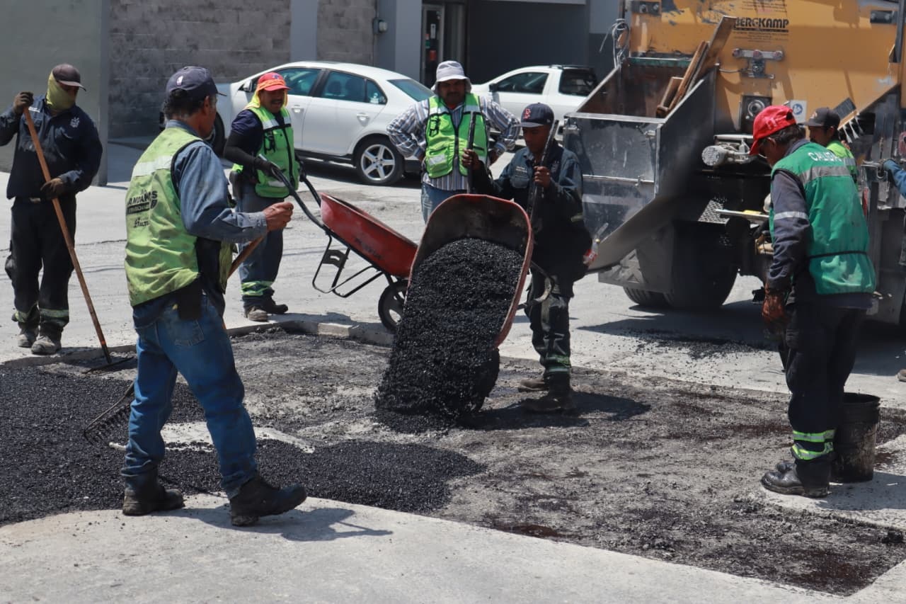 Avanza reconstrucción de calles dañadas por la lluvia