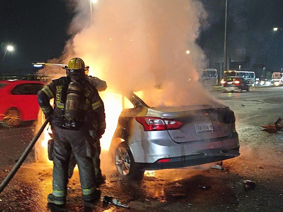 Vehículo en llamas tras fuerte choque