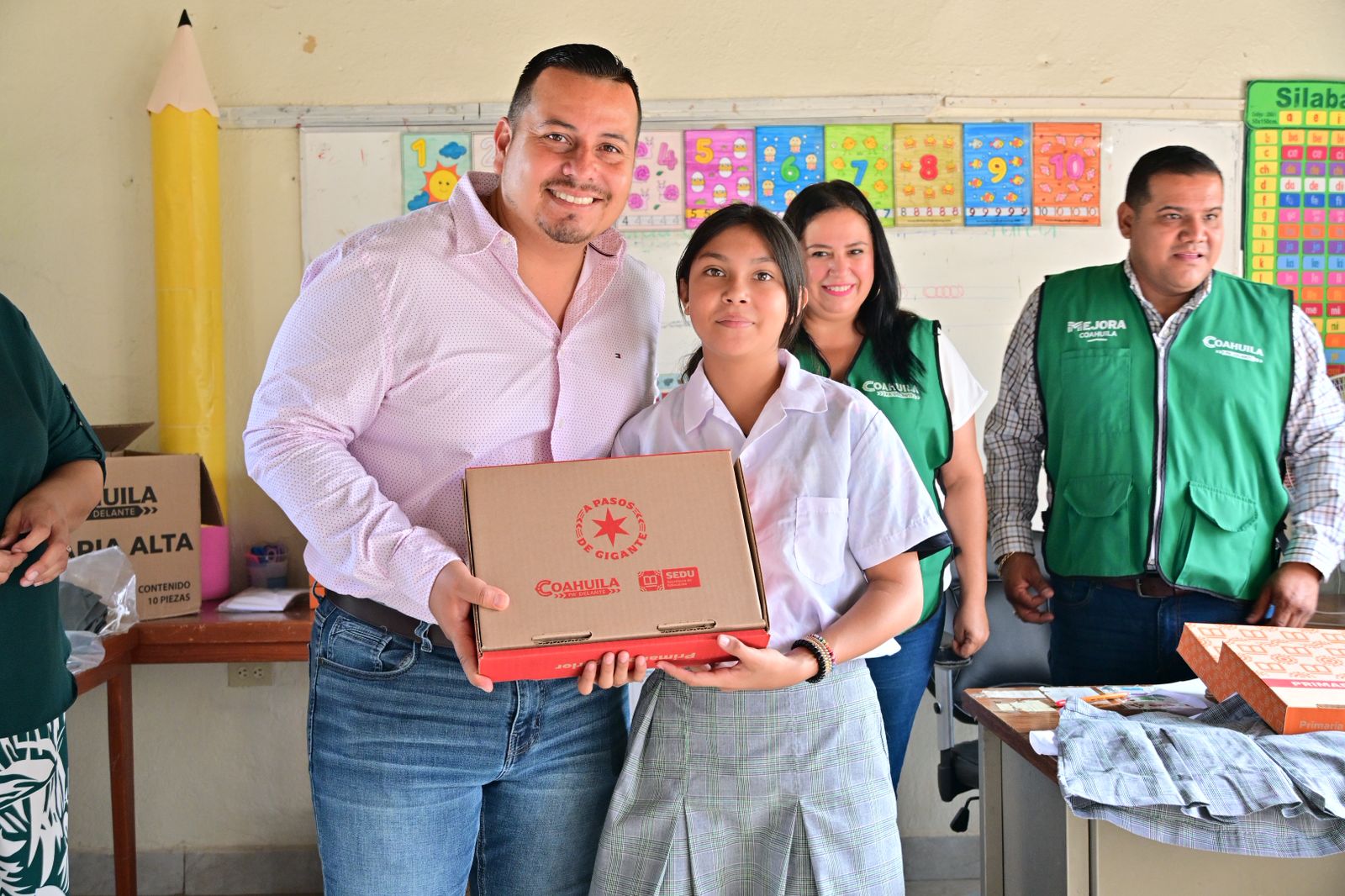 LLEVA JAVIER APOYOS A FAMILIAS DE EJIDOS
