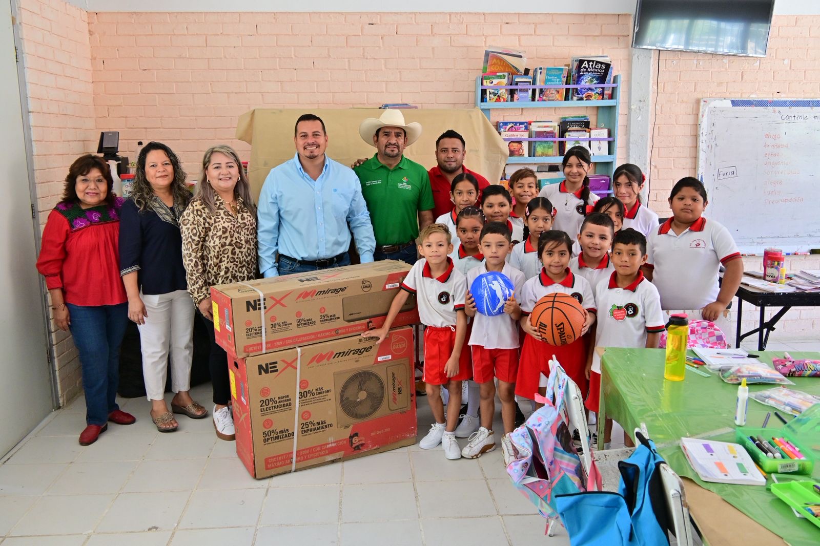Entrega alcalde de SB apoyos en Sombrerete