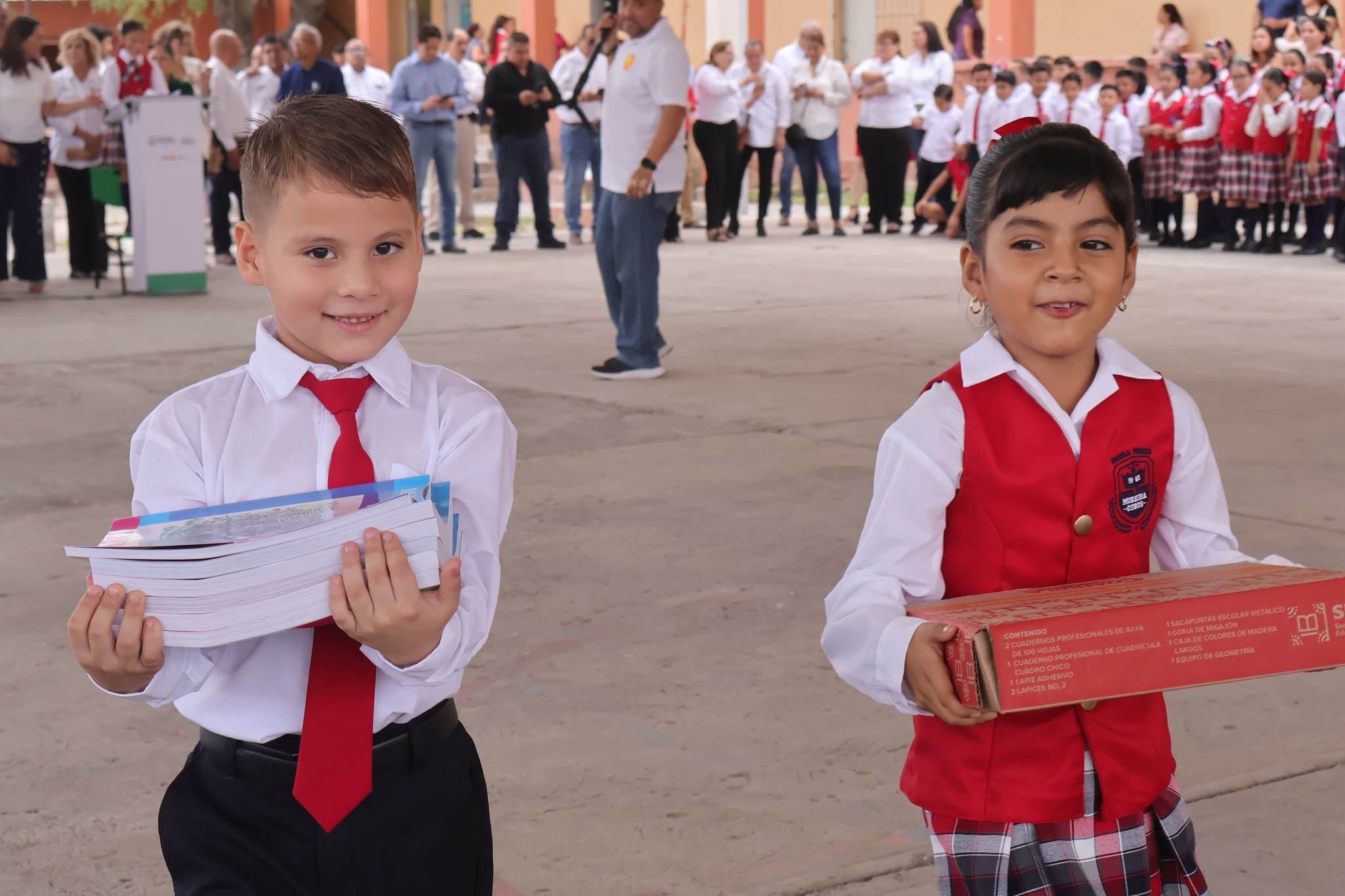 Entrega Óscar Ríos paquetes escolares