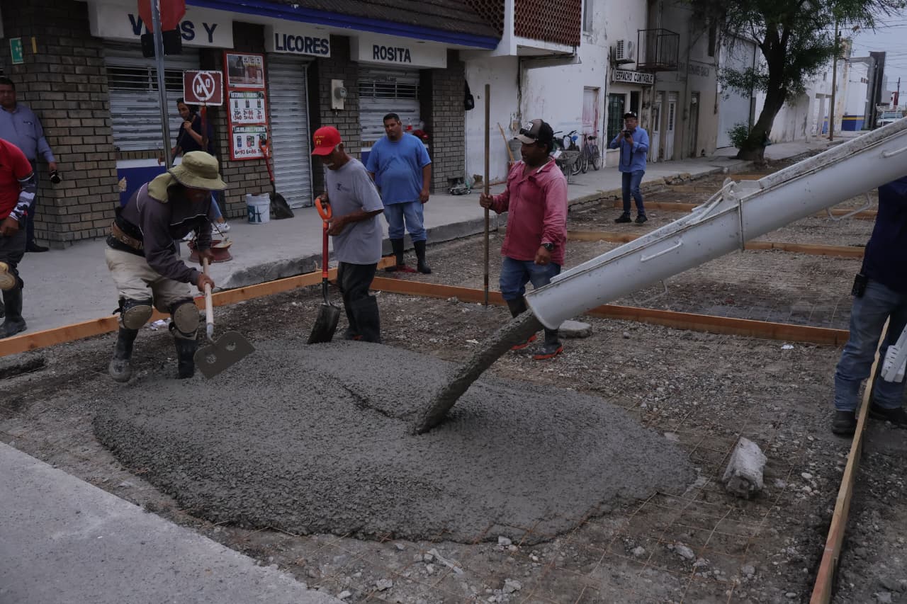 Supervisa Ríos obra en la colonia Comercial
