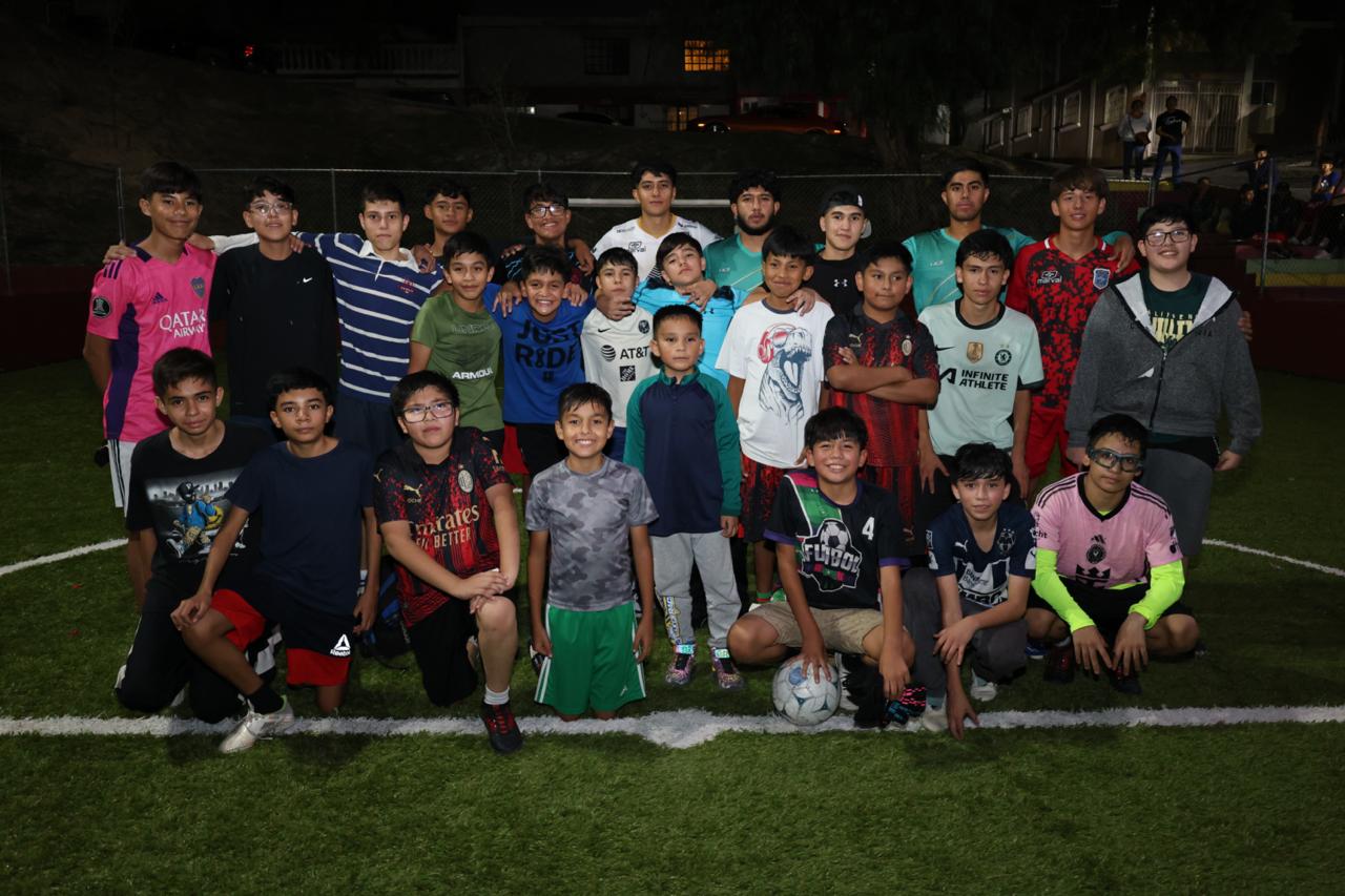 Juegan futbolistas con niños de la Benito Juárez