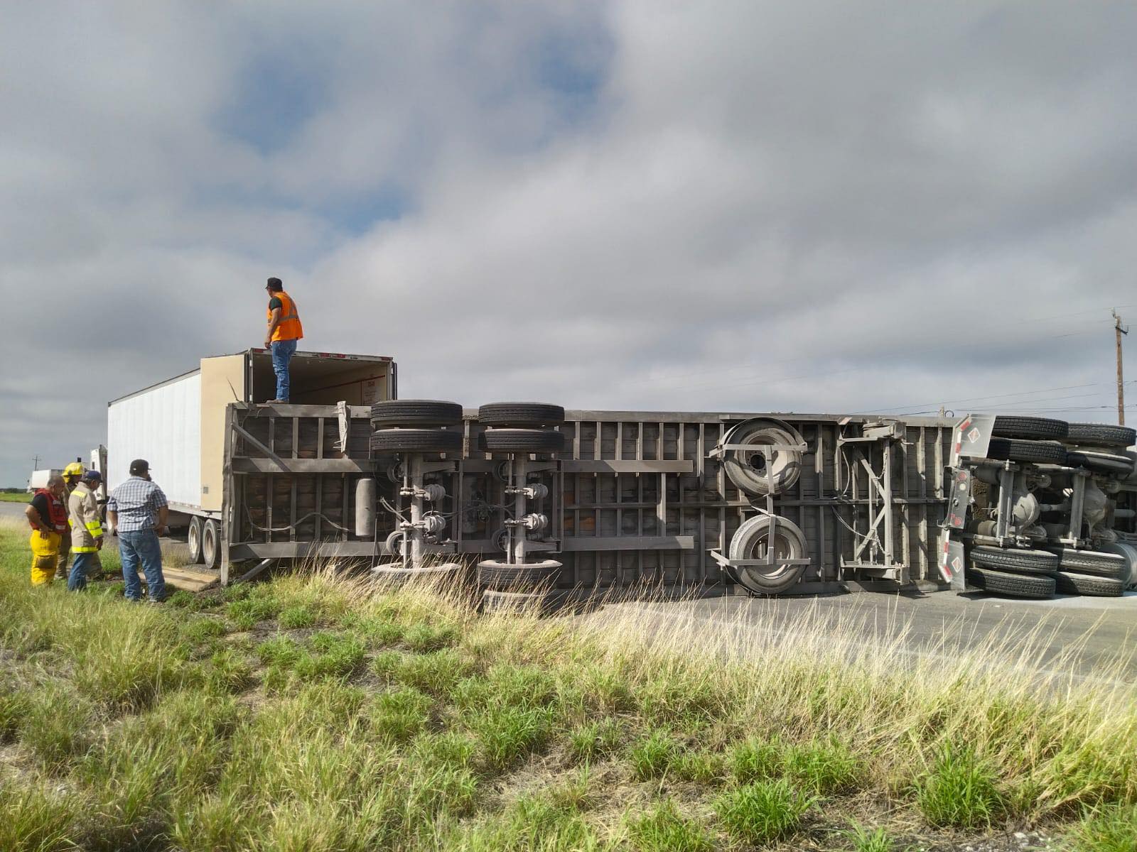 Vuelca camión con material peligroso en la carretera 57