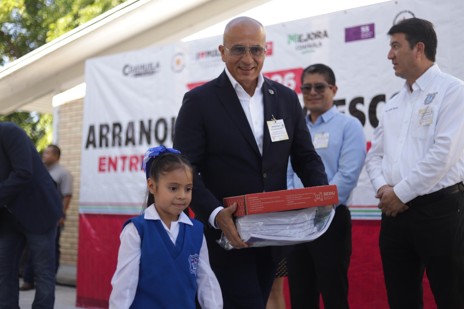 Reciben alumnos de Parras paquetes de útiles escolares y libros de texto gratuitos
