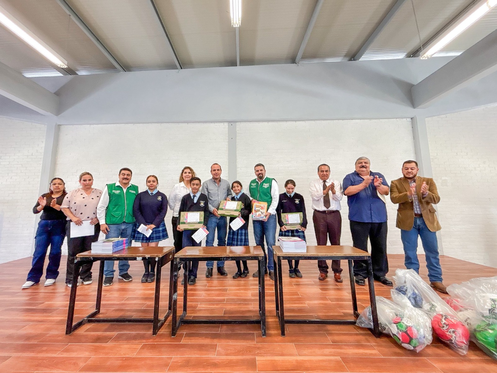 Reciben estudiantes de la Secundaria Presidente Madero libros de texto gratuitos