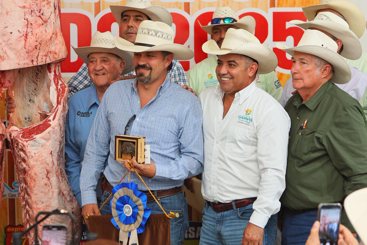 El alcalde de Sabinas, Chano Díaz, presente en la premiación del 43º Concurso del Becerro Gordo