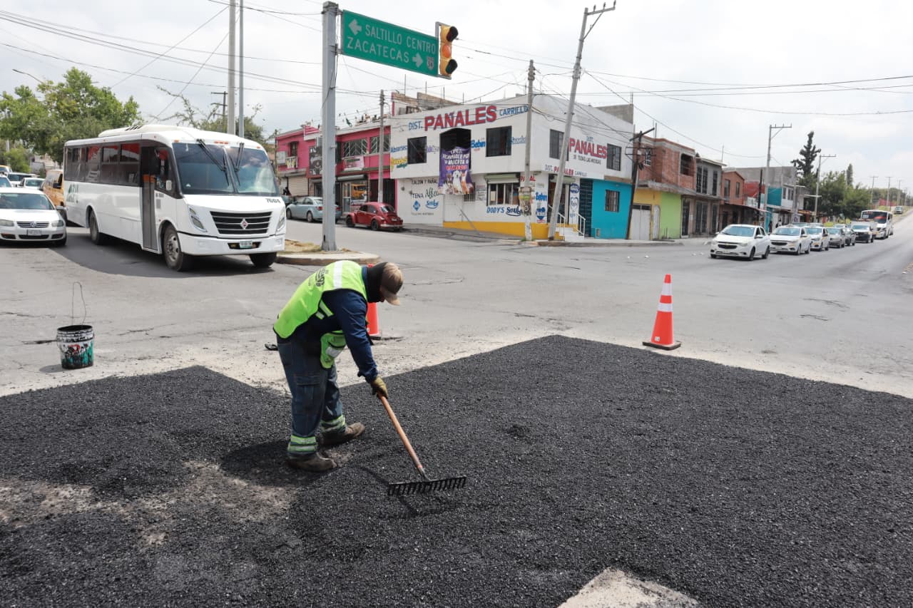 Ayuntamiento repara el pavimento en bulevar Enrique Martínez