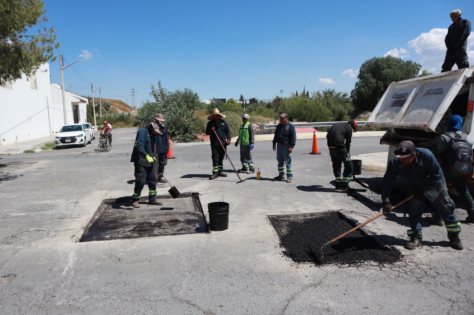 Diaria y constante la labor de bacheo en Saltillo