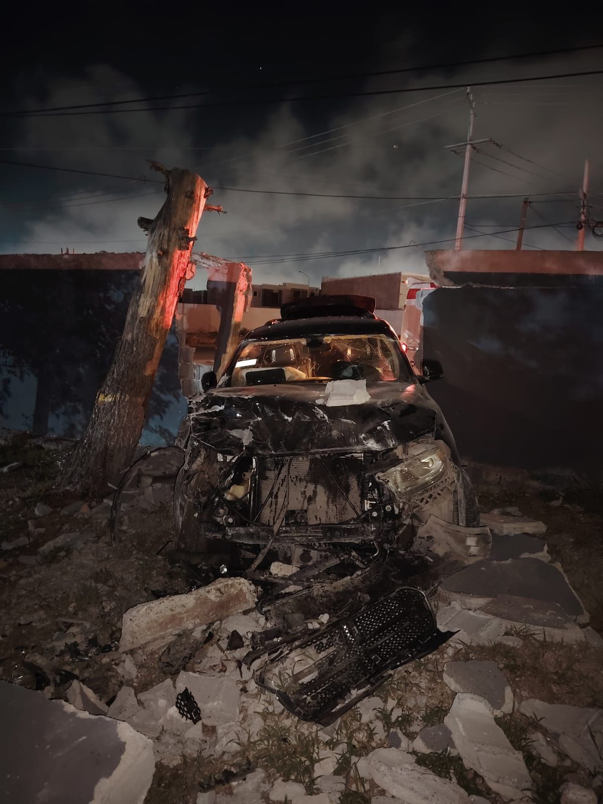 Ebrio conductor derriba barda en Unidad Deportiva