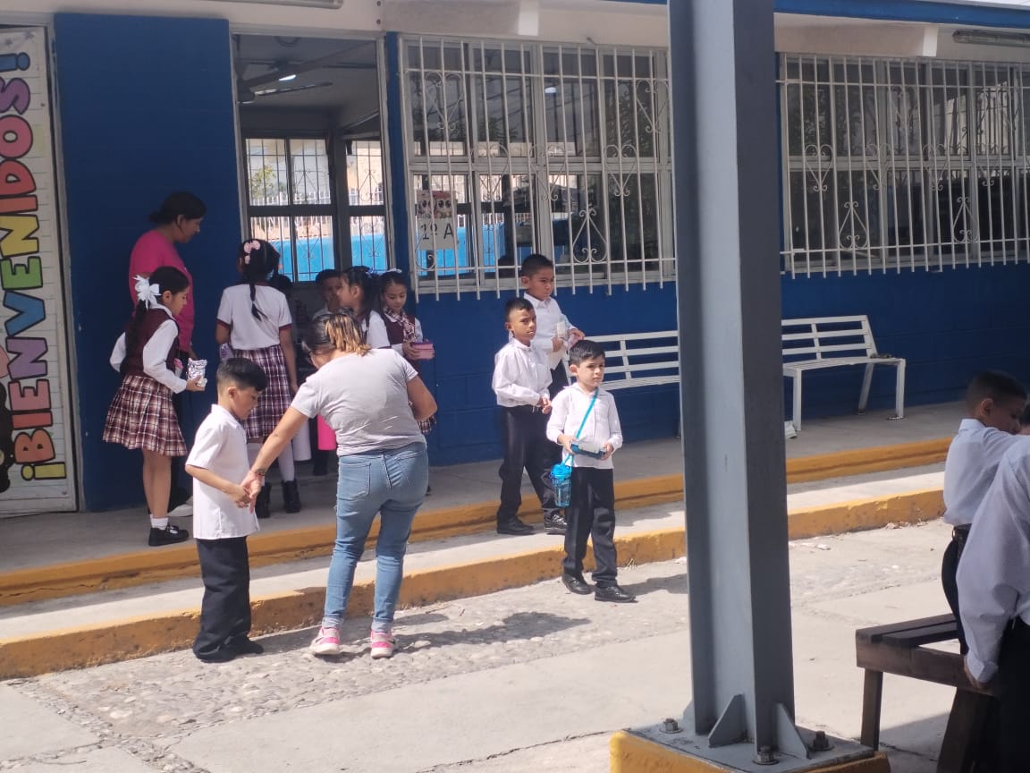 Donan padres uniformes que sus hijos ya no usan