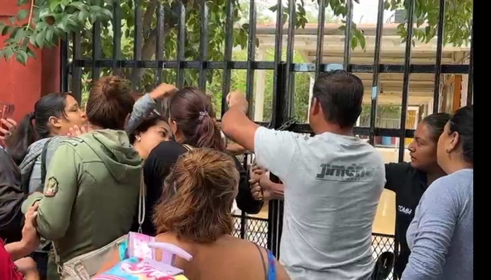 Exigen padres de familia destitución de directora