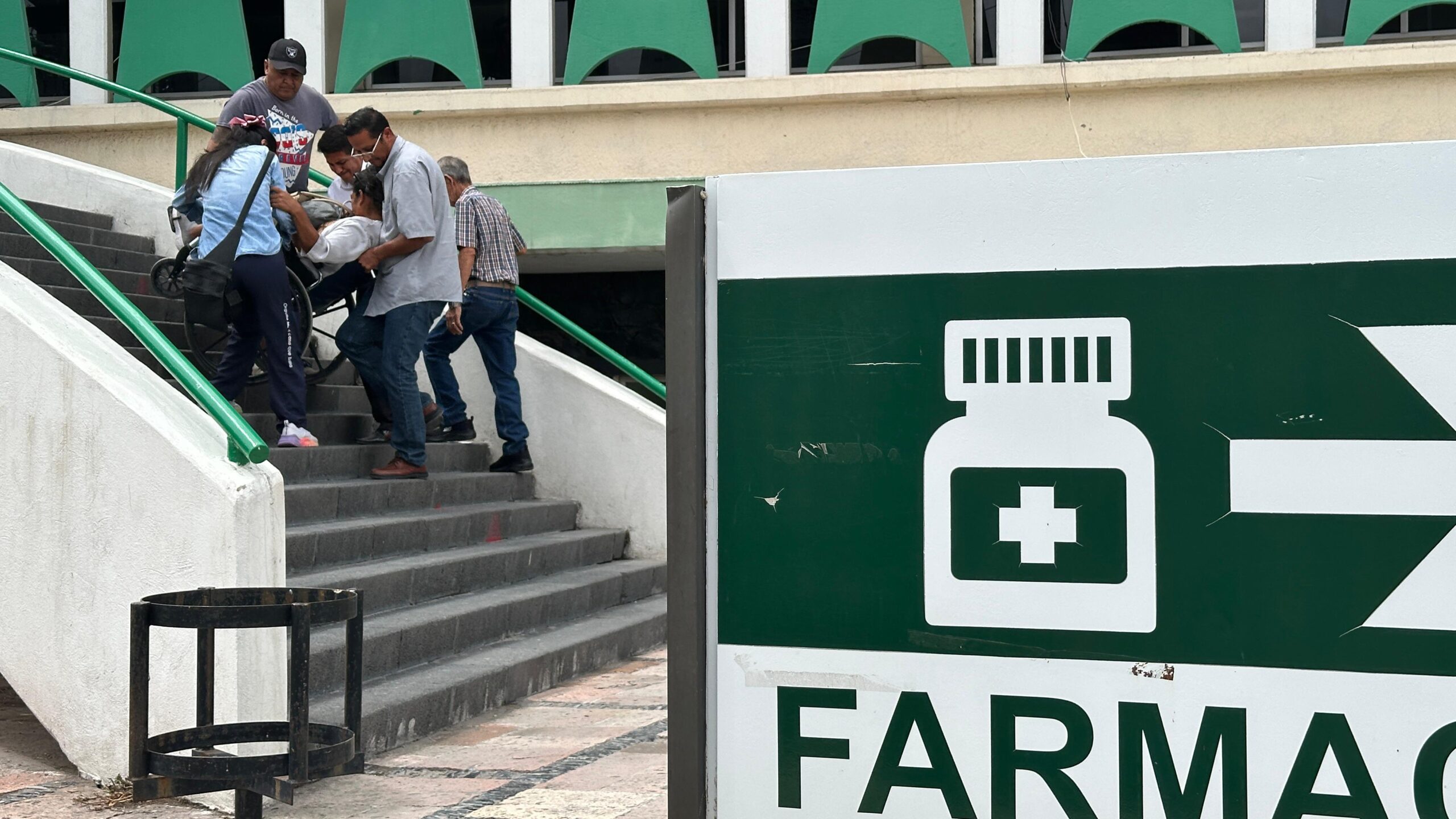 Desplazan a pacientes críticos por escaleras