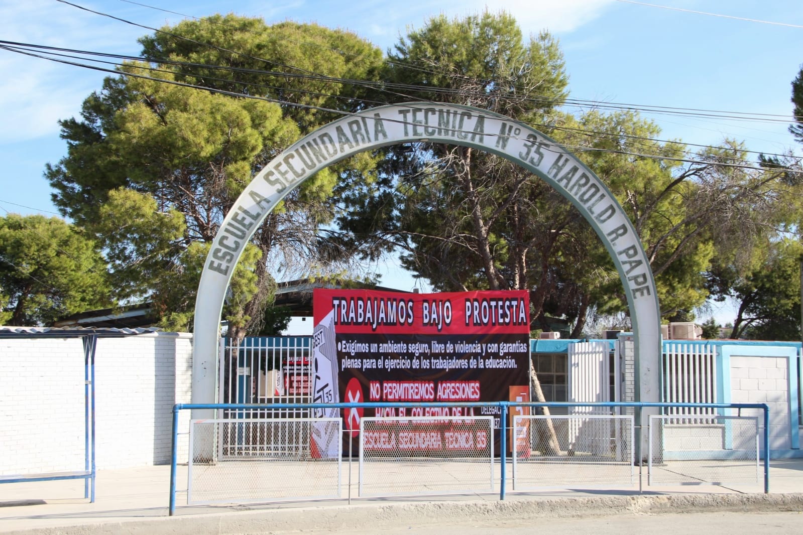 Golpea alumno a maestro en escuela Secundaria 35