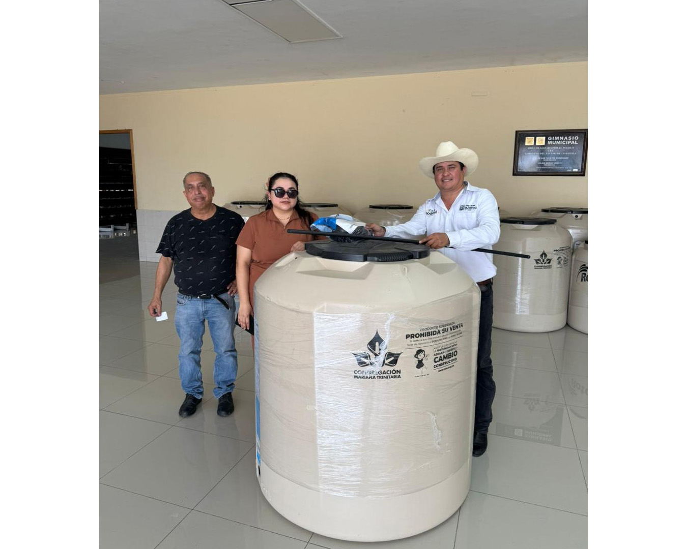 San Juan de Sabinas impulsa bienestar familiar con nueva entrega de tinacos