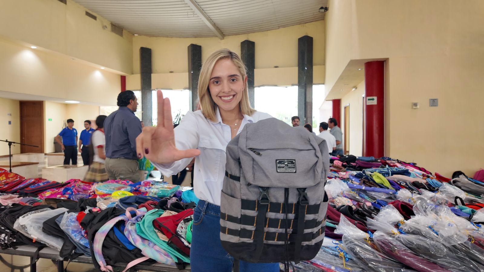 Entrega UA de C 404 mochilas a alumnos