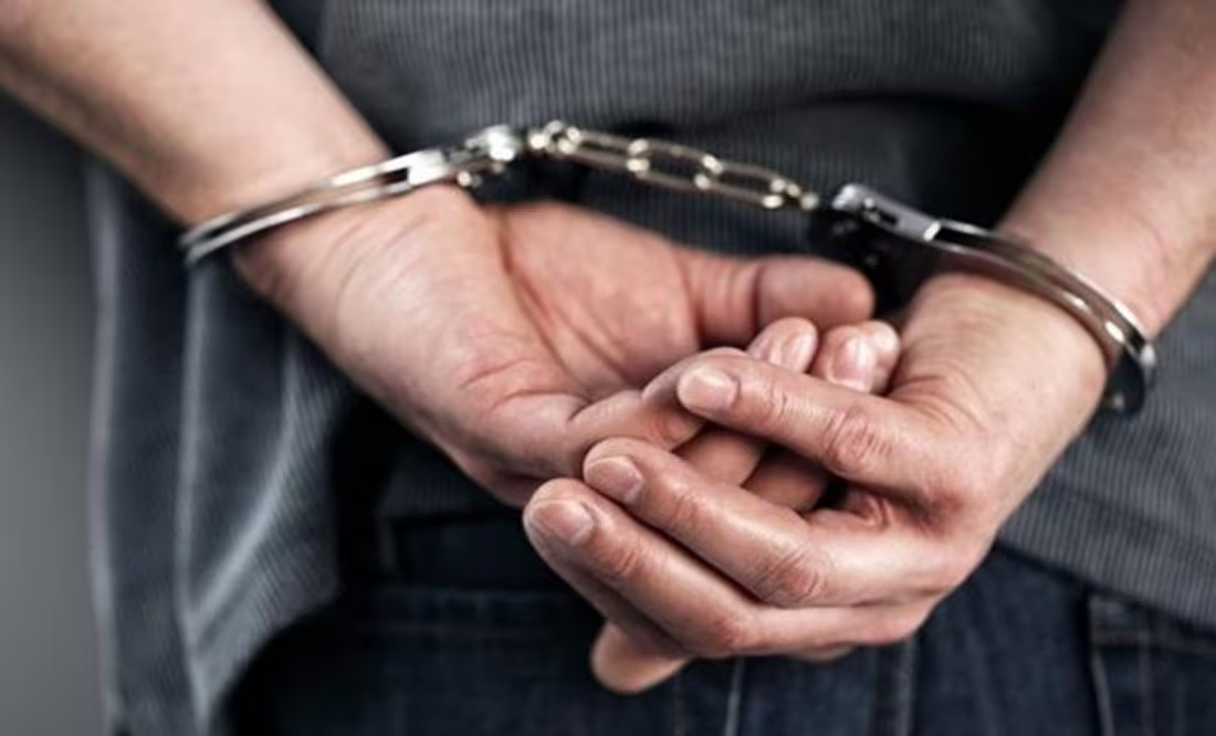 Detienen a vicealmirante presuntamente implicado en huachicol fiscal; cae junto a otras siete personas