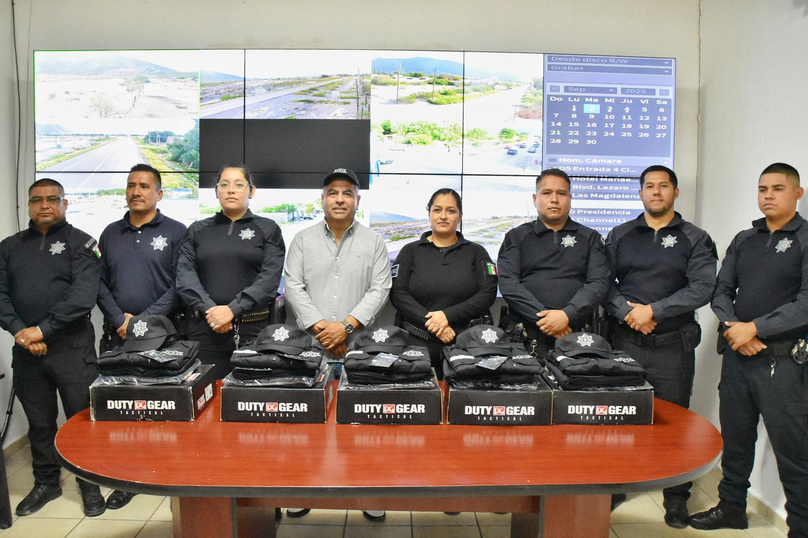 ENTREGA VÍCTOR LEIJA UNIFORMES A POLICÍAS DE CUATRO CIÉNEGAS