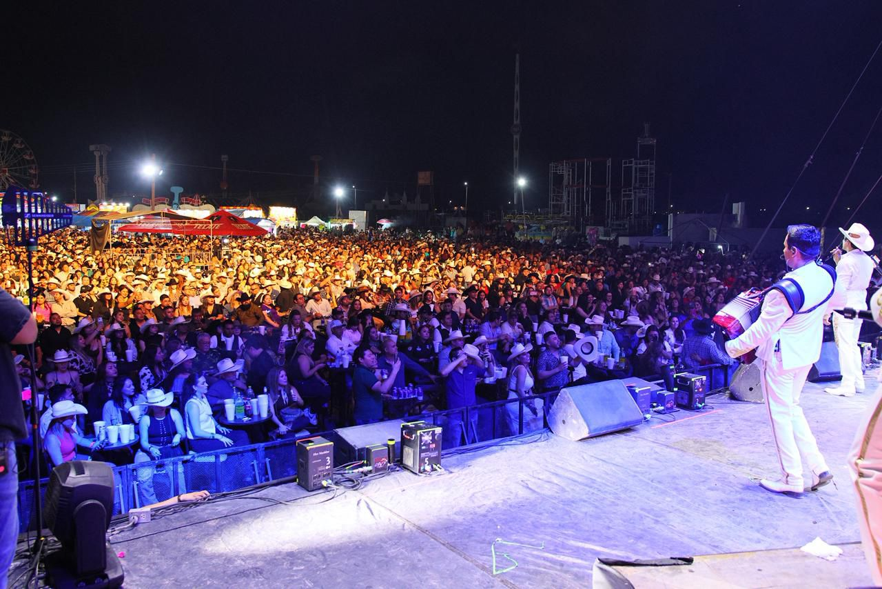 Miles corean junto a Edwin Luna y la Trakalosa en Feriexpo Sabinas 2025