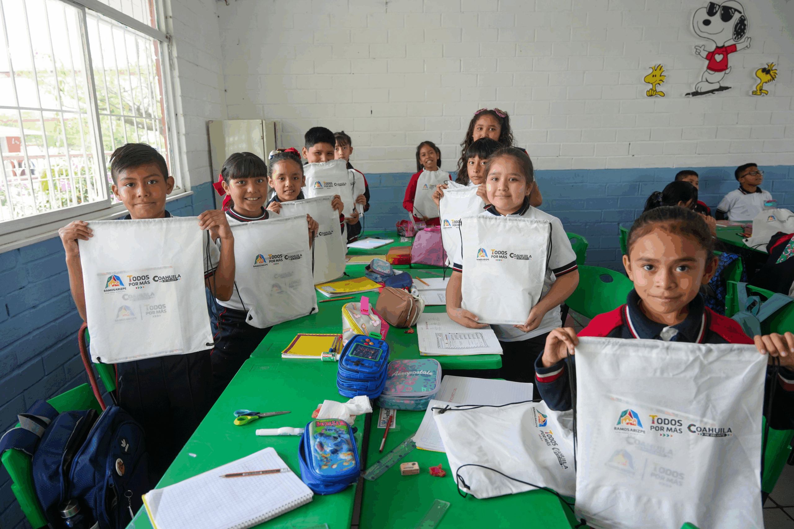 Padres, alumnos y maestros agradecen entrega de cuadernos y paquetes escolares en Ramos Arizpe