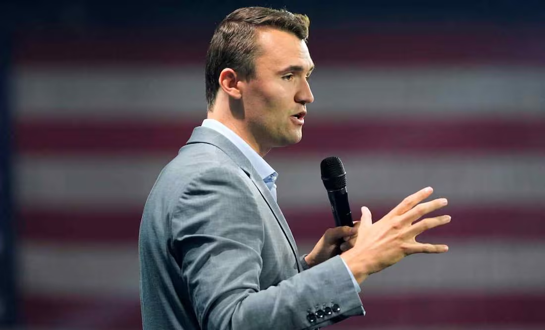 Llega el cuerp0 de Charlie Kirk a Arizona escoltado por fuerzas de EU para rendirle homenaje