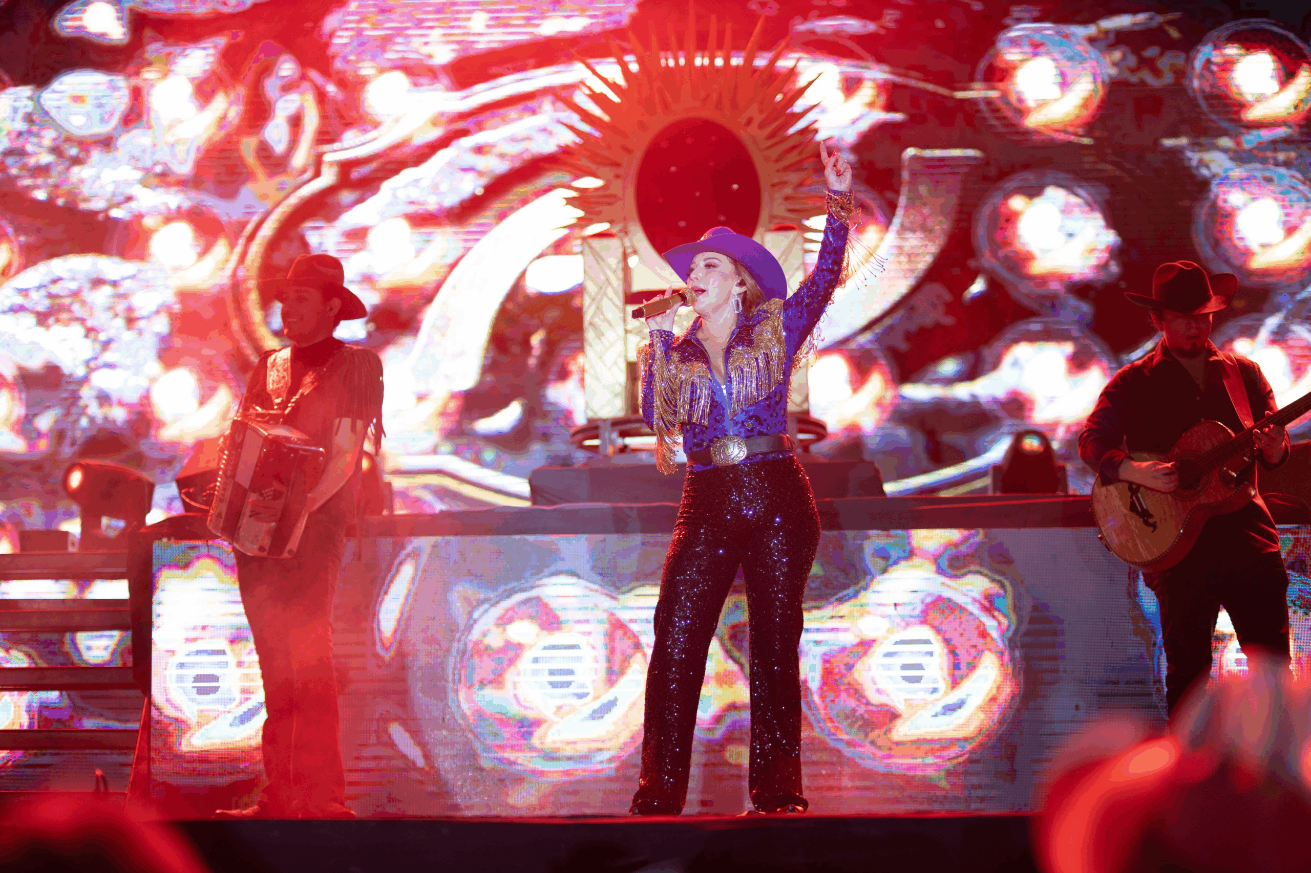 Alicia Villarreal puso a cantar y bailar a Sabinas en la Feriexpo 2025