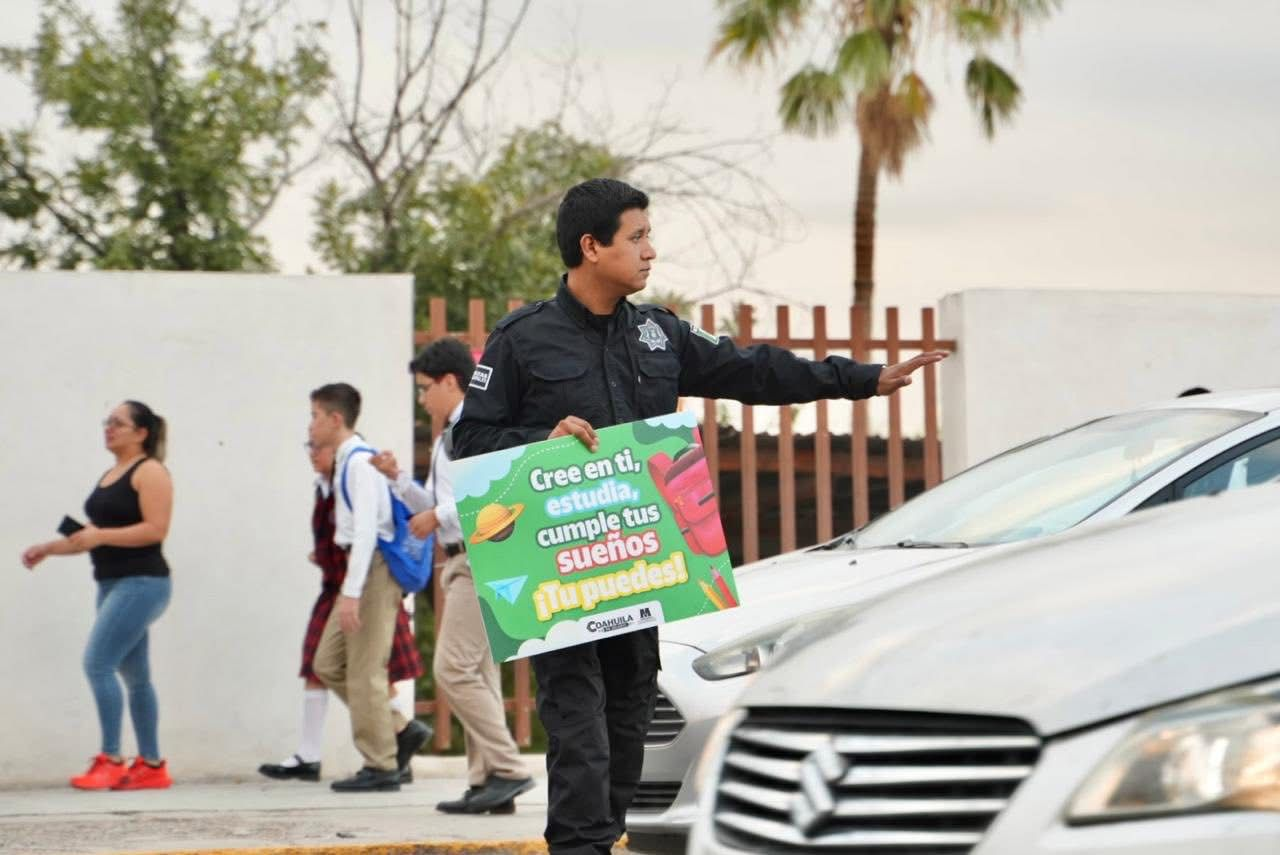 Da Policía de Monclova bienvenida a alumnos