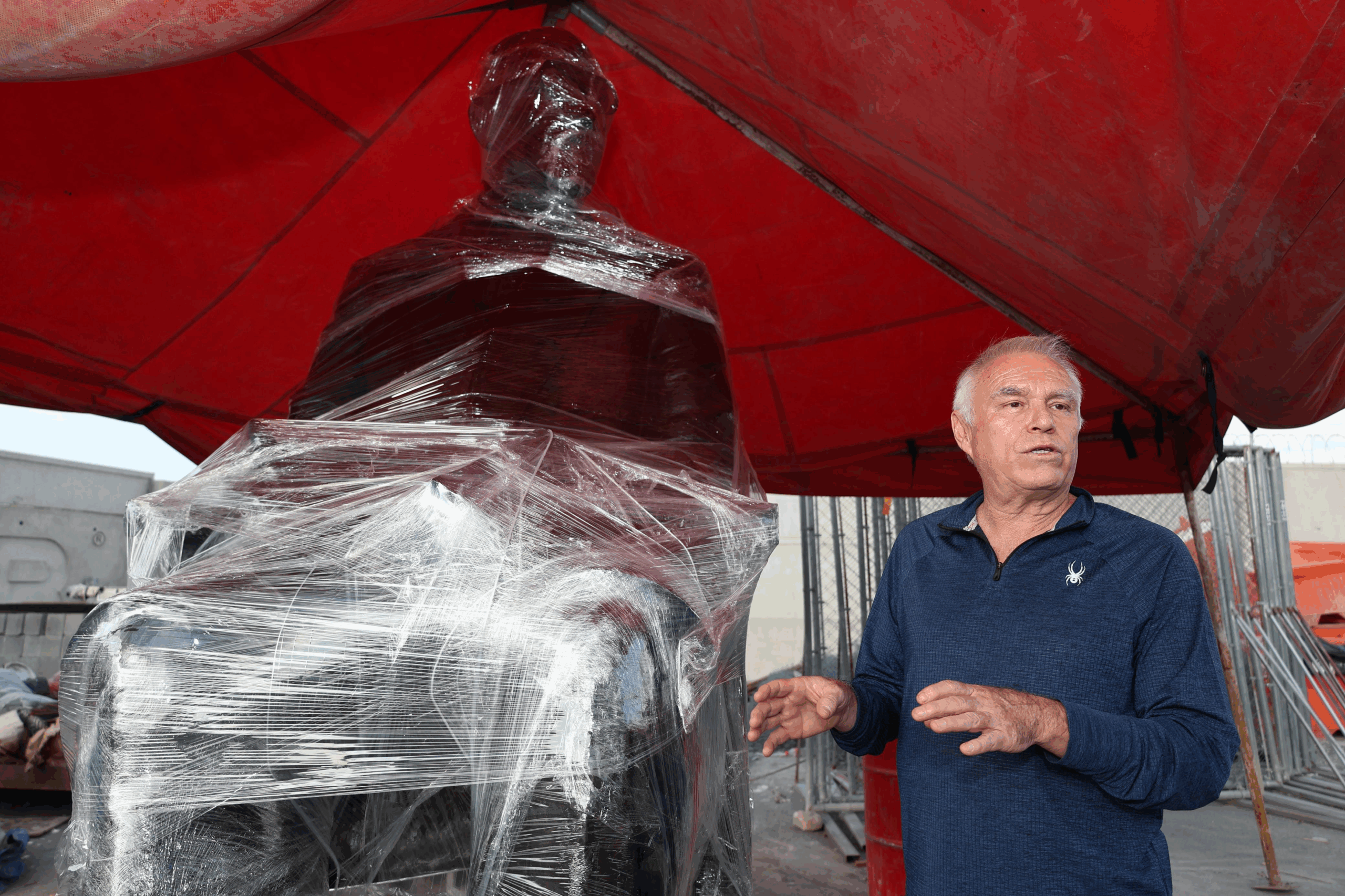 Concluye restauración y limpieza a escultura de Vito Alessio Robles
