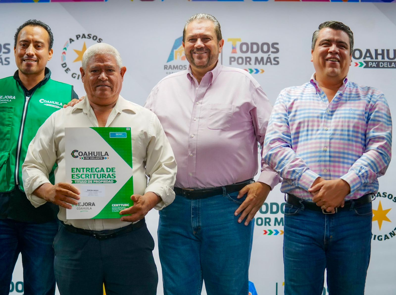 Familias de Ramos Arizpe celebran la entrega de sus escrituras
