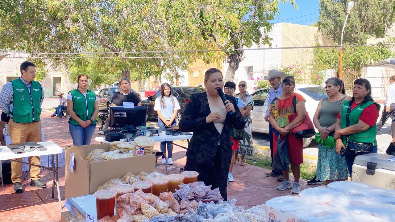 La alcaldesa Adriana Valdéz encabeza Mercadito Mejora en Ocampo