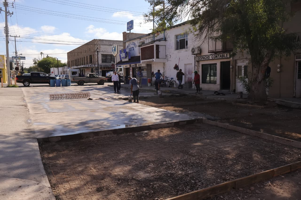 Supervisa Óscar Ríos obras de pavimentación con concreto hidráulico en Nueva Rosita