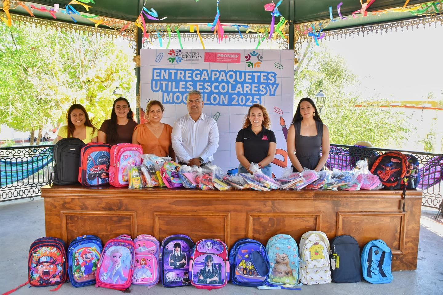 ENTREGA VÍCTOR LEIJA ÚTILES Y MOCHILAS A ESTUDIANTES DE CUATRO CIÉNEGAS