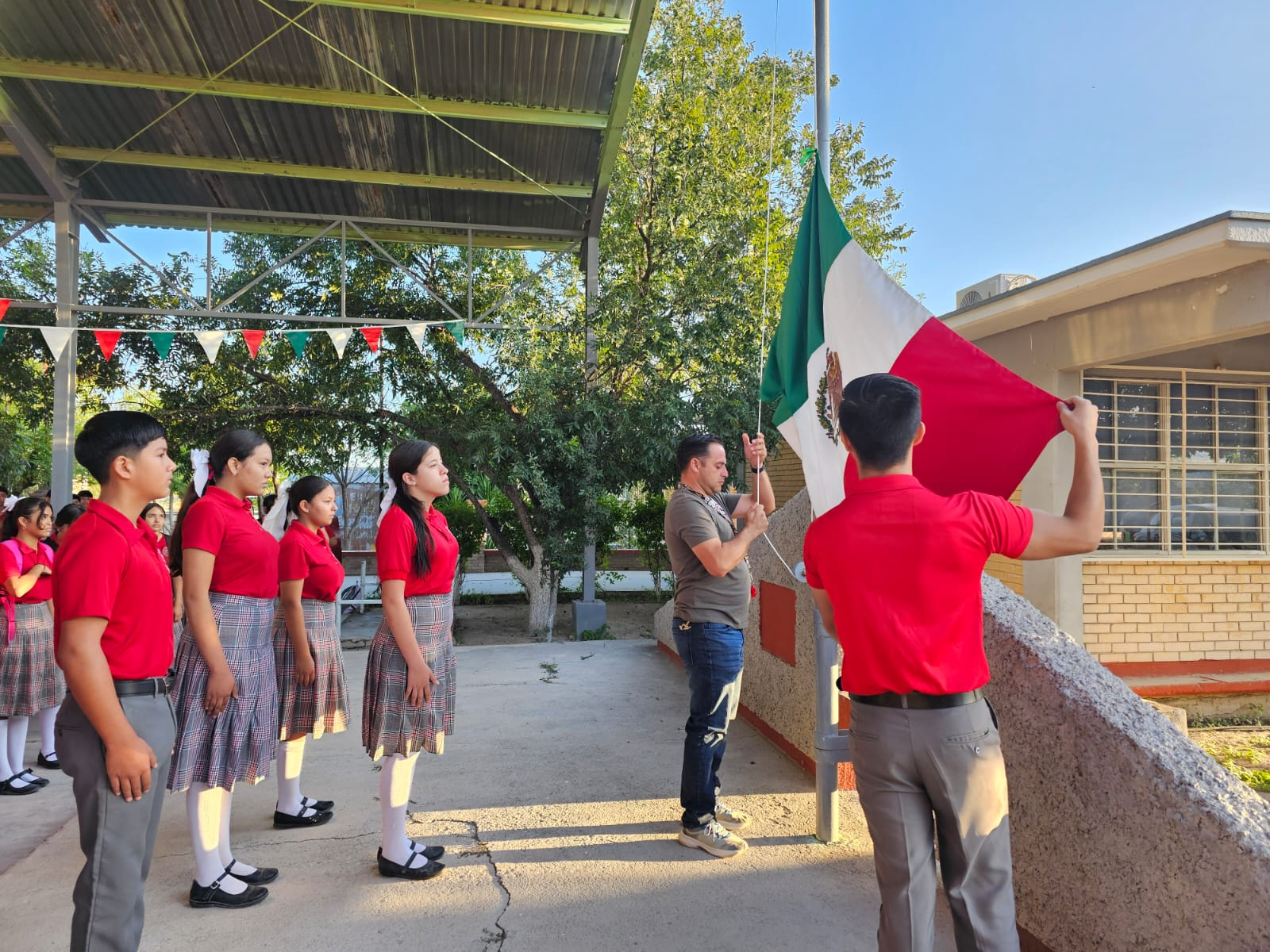 La Secundaria Técnica Número 60 «Matías Nájera Silva» Inicia el Izamiento de Bandera para Fomentar el Amor a los Símbolos Patrios