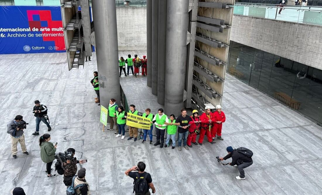 Activistas de Greenpeace escalan la Estela de Luz para exigir protección de la Selva Maya