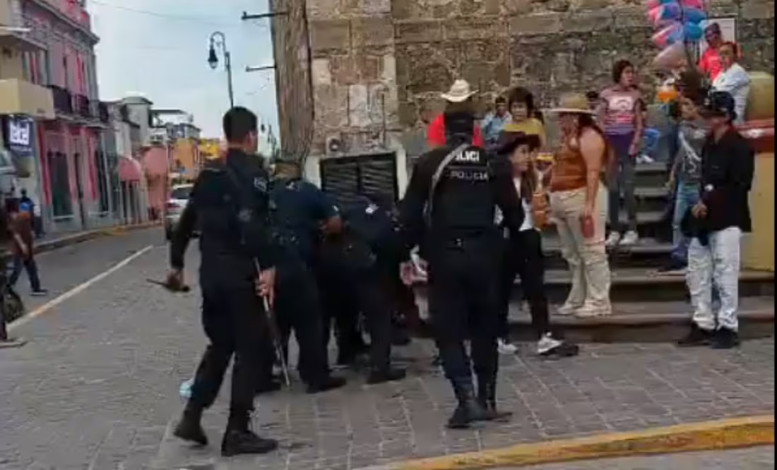 (VIDEO) Turistas viven momentos de pánico en Tequila, Jalisco; hombre en presunto estado de ebriedad desarma a policía y disp4ra